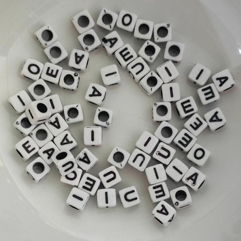 Miçanga Letras preto e branco Quadrada - Vogais