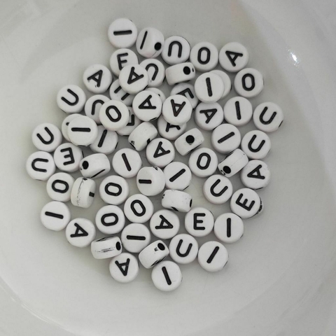 Miçanga Letras preto e branco Arredondada - Vogais