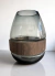 FLORERO /JARRON GOTA VIDRIO FUMÉ & MADERA – NEGRO | SH - tienda online