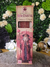 Caixa de incenso natural Rosa Celestial da linha mística Vila Zen, com imagem de um mago segurando um cajado e rosas, contendo 8 varetas com duração de 1 hora
