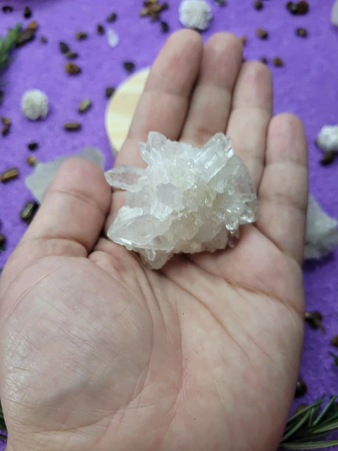 Drusa de Quartzo Cristal – Clareza, Expansão e Elevação Espiritual