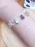 Pulseira com pedras de Citrino, Ametista, Quartzo Cristal e Quartzo Verde, em banho de prata 925, exibida no pulso.