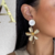 Brinco Flor com Pérola Resinada Dourado