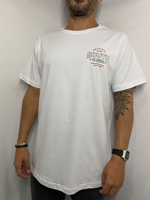 camiseta South To South Branca letreiro pequeno