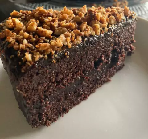 Bolo de Cacau + Ganache + Crumble Amêndoas e Lascas de Côco