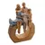 Escultura decorativa representando uma família com pais e dois filhos sentados em um tronco estilizado.