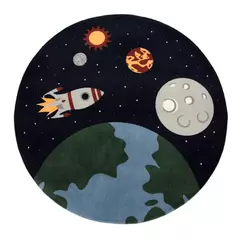 Tapete redondo infantil com tema de galáxia, apresentando um foguete, planetas e a Terra.