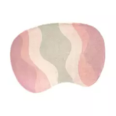Tapete orgânico infantil em formato irregular, com padrões abstratos nas cores rosa, bege e cinza.