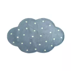 Tapete orgânico infantil em formato de nuvem azul com poás brancos.