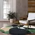 Tapete redondo Mixture Mixgreen Branco em uma sala moderna, com cores variadas e um sofá ao lado.
