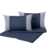 Peseira de cama em tons de azul escuro com almofadas retangulares em cinza e azul, ideal para decoração de cama queen.