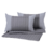 Kit Peseira Copacabana 5 peças com almofadas cheias em tons de cinza, ideal para decoração de cama queen.