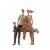 Escultura decorativa de uma família sentada em um banco com um cachorro ao lado.