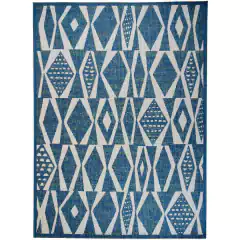 Tapete retangular de sisal na cor azul com padrão geométrico em branco.