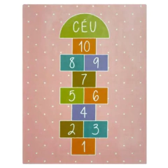 Tapete infantil rosa com desenho de amarelinha e números coloridos, ideal para quartos de meninas.