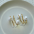 Kit de anéis para guardanapos com design em espiral e pérolas, ideal para mesas elegantes.