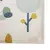 Tapete de poliéster sublimado com padrões de floresta, incluindo árvores e formas coloridas, ideal para ambientes infantis.