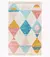 Tapete de poliéster sublimado com estampas geométricas coloridas em formato de losango, ideal para ambientes infantis.