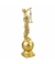 Estátua Dama da Justiça em globo dourado, segurando uma balança, ideal para decoração.