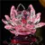 Escultura em cristal de uma flor de lótus com detalhes em rosa e transparência.