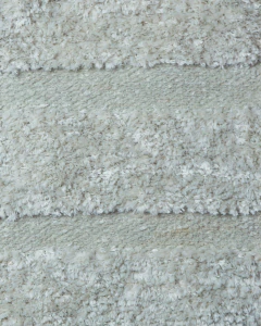 Detalhe do Tapete Artesanal Áurea da Linha Alma Essência com textura macia e peluda em tons claros