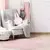Tapete de algodão na forma de nuvem em um ambiente infantil aconchegante, com um sofá branco e almofadas decorativas.