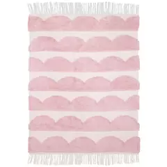 Tapete de algodão infantil com design de ondas rosa e franjas brancas.