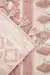 Tapete de algodão rosa com alto relevo étnico e detalhes em tassel, textura macia e padrão geométrico