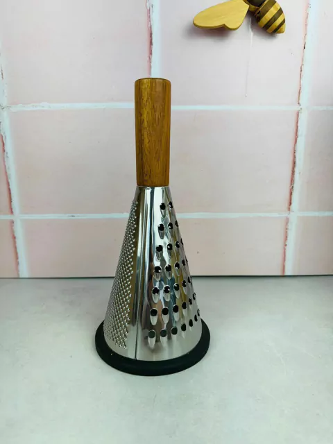 RALADOR DE MESA COM ALÇA DE MADEIRA