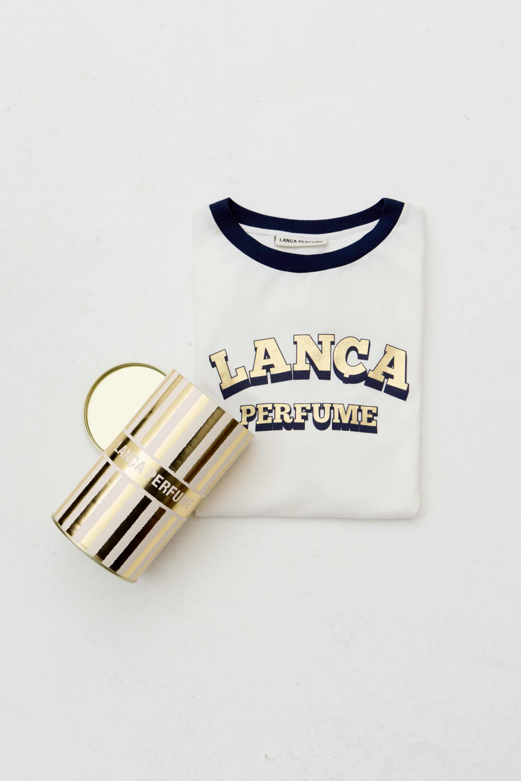 T-SHIRT LANÇA PERFUME BABY LOOK MANGA CURTA COM LATA