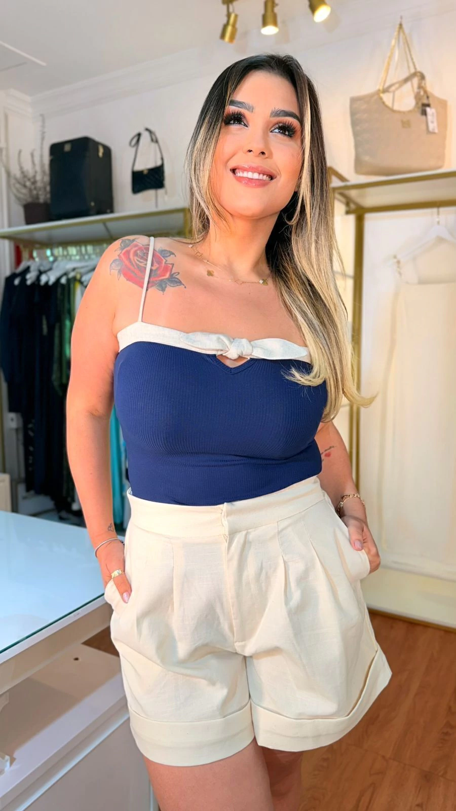 REGATA LANÇA PERFUME CANELADA COM AMARRACAO