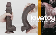 01025 | Prótese realística 23,5 cm, com camada de dupla densidade, macio por fora e interior firme, possui escroto, veias salientes e ventosa de fixação - LOVETOY - loja online