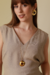 Brinco Grande Aline Redondo Irregular Com Resina Marrom Banhado a Ouro 18k - comprar online