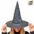 Gorro de bruja negro modelo Agnes, usado por una persona que sonríe.