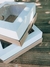 Cajas blancas con visor de 24x24 apiladas sobre una superficie de madera