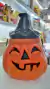 Calabaza arrugada de Halloween con cara sonriente y sombrero de bruja, ideal para decoración festiva.
