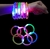 Pulseras de acrílico con luces de colores, visibles tanto en la mano como en un grupo sobre fondo negro.