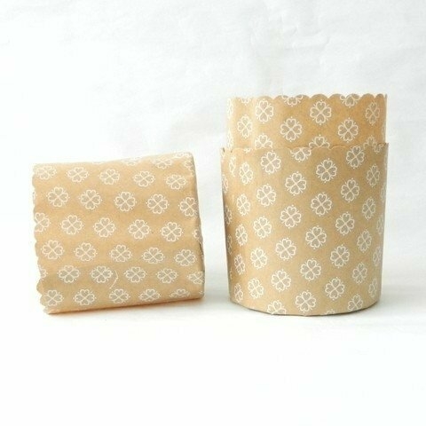 Molde de papel para pan dulce decorado con flores, disponible en pack de 100 unidades.