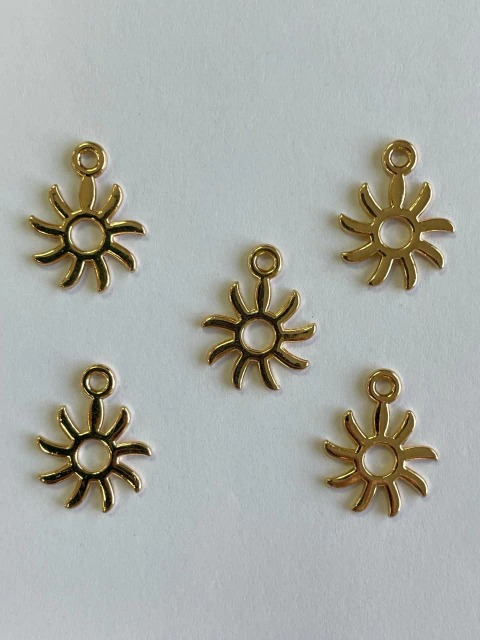 Dije sol. Zamak dorado