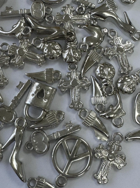 Dijes surtidos plásticos.