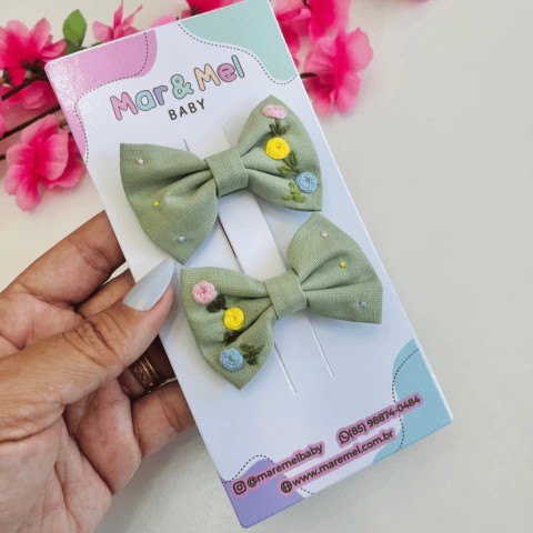 Laço Verde Parzinho com bordado flores rosa, amarelo e azul
