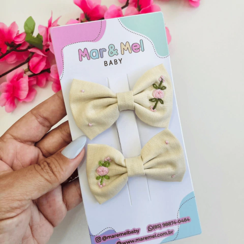 Laço Off White Parzinho com bordado flor