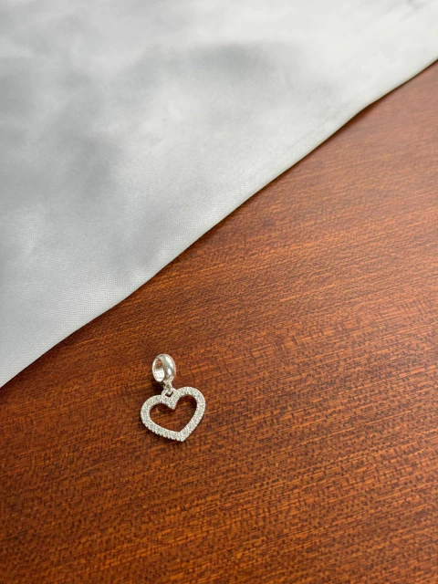 Berloque coração vazado