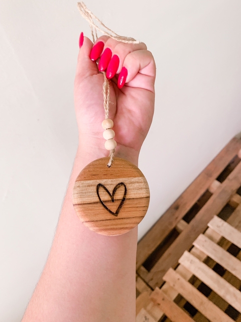 PINGENTE SORAIA ( REDONDO COM ESFERAS EM MADEIRA)