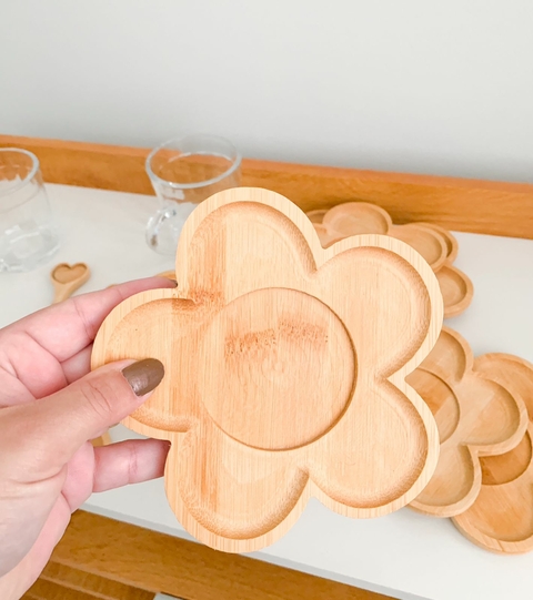 Pires de Bambu em Formato de Flor – Suporte Rústico e Decorativo para Xícaras