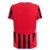 Camisa do AC Milan com listras vermelhas e pretas, logotipo da Puma e patrocínio da Emirates.