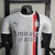 Camisa-away-reserva-milan-ii-23-24-puma-torcedor-branca-prata-escuro-vermelho-preto-masculina-energia-vibrante-da-cidade-milao-grande-box-gola-redonda-ac-milan-patrocinio-emirates-moda-gucci