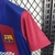 camisa-titular-home-i-barcelona-23-24-nike-torcedor-masculino-homenageia-time-feminino-diamente-no-escudo-la-liga-copa-do-rei-champions-league-camp-nou-1970-cores-blaugranas-tradicionais-faixas-verticais-grenás-central-azul-bordas-serrilhadas-diamond-band