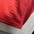 Camisa de futebol do Bayern de Munique, na cor vermelha, com detalhes em preto e logo da Adidas.