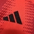 Camisa de futebol do Bayern de Munique, na cor vermelha, com detalhes em preto e logo da Adidas.